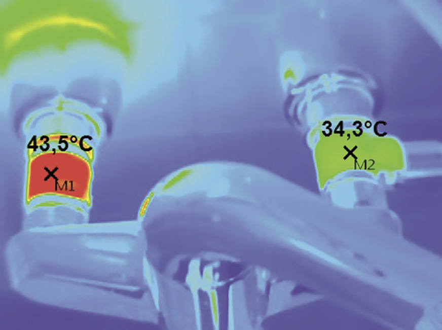 Bild 5: Thermografie einer Wandarmatur: Wird die Warmwasserzirkulation direkt an die Entnahmestelle geführt, findet über die Entnahmearmatur ein hygiene­kritischer Wärmeübergang auf die Kaltwasserseite statt. Diese Messung zeigt eine Kaltwassertemperatur von 34,3 °C. Empfohlen sind maximal 20 °C.