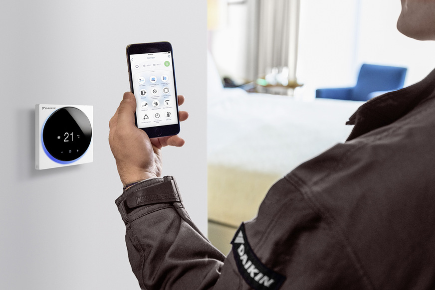 Die Serie VRV 5 S verfügt über ein spezielles akustisches und visuelles Kältemittelalarm-Management über die Fernbedienung Madoka. Im seltenen Fall einer Leckage schaltet das System sofort ab und sendet einen Alarm.