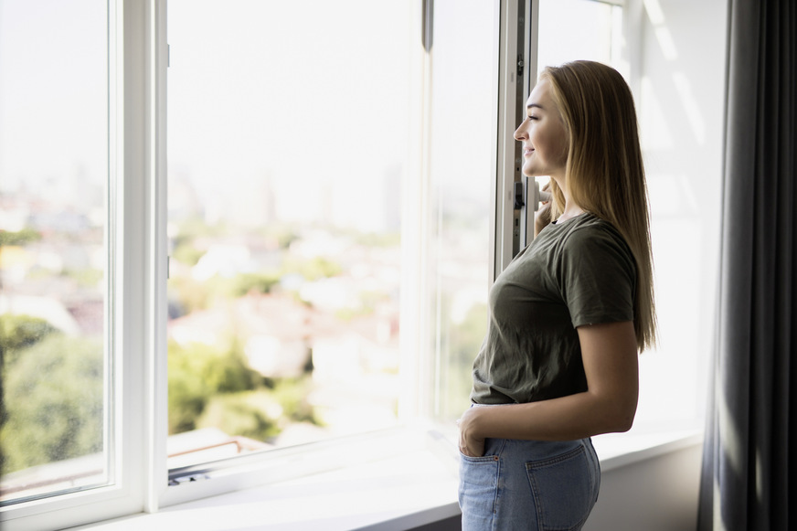 Die klassische Fensterlüftung ist im Alltag nicht immer umsetzbar und kommt schnell an ihre Grenzen. Nicht jedes Klassenzimmer oder Büro verfügt über große Fenster zum ausgiebigen Lüften.