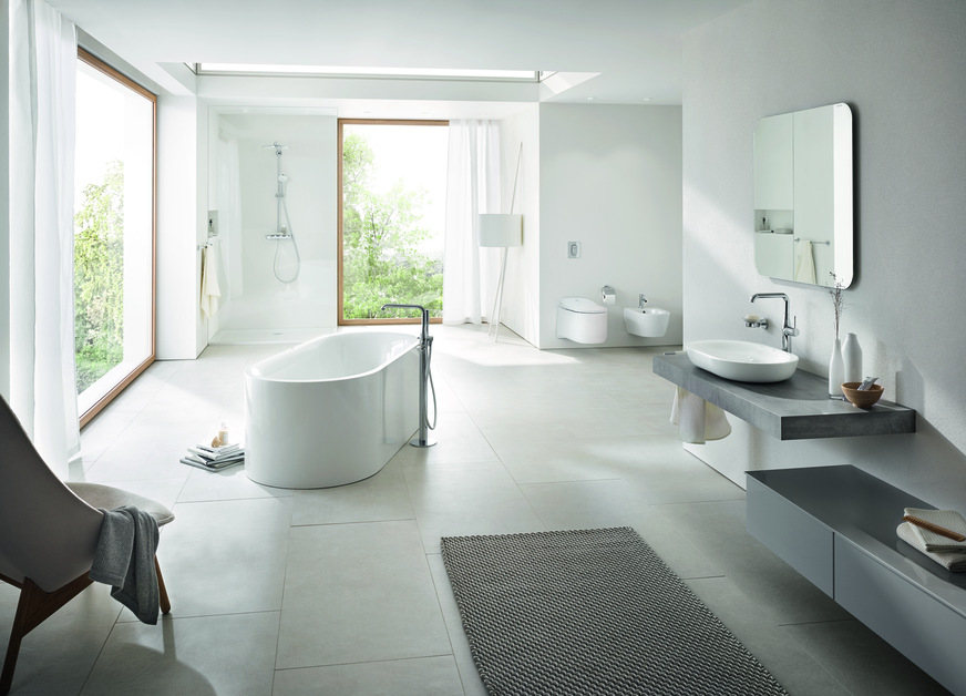 Grohe Essence: Die sanften Rundungen des ovalen Essence Waschbeckens, der frei stehenden Essence Badewanne und der Essence Armaturen charakterisieren dieses geräumige, elegante Badezimmer.