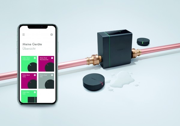 Das Pontos Wasser-Management besteht aus Pontos Base und Pontos Scout. Sie sind mit der Hansgrohe Home App auf dem Smartphone verbunden und warnen den Nutzer beispielsweise vor Wasserlecks. 