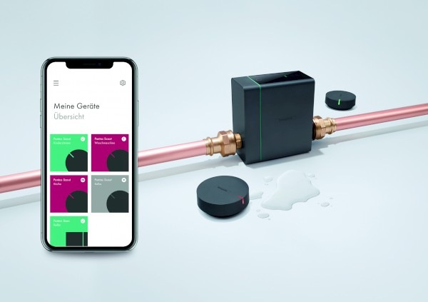 Das Pontos Wasser-Management besteht aus Pontos Base und Pontos Scout. Sie sind mit der Hansgrohe Home App auf dem Smartphone verbunden und warnen den Nutzer beispielsweise vor Wasserlecks.&nbsp;