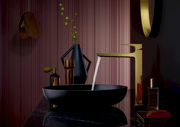 Finish-Plus-Design: Mattweiß und Mattschwarz ordnen sich den architektonischen Anforderungen unter, die metallischen Oberflächen verbinden Eleganz und Modernität.