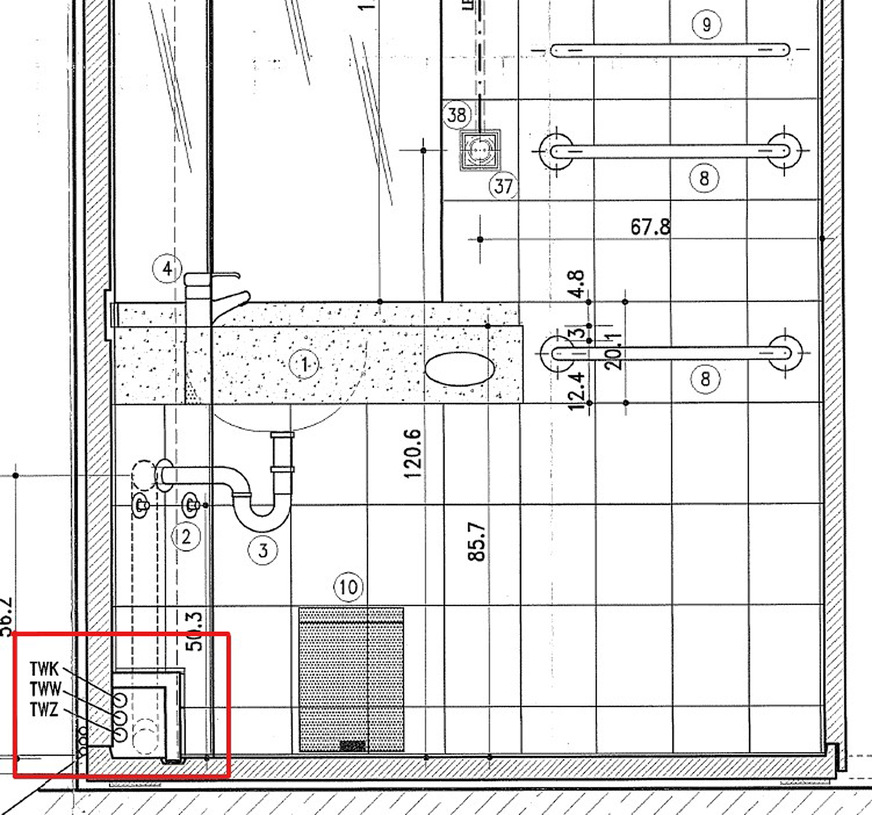 Bild 4: Ausführungszeichnung der Kabinen mit Markierung der Leitungen für Trinkwasser (kalt), (warm) und (Zirkulation) in Bodennähe ohne Abstand zueinander.