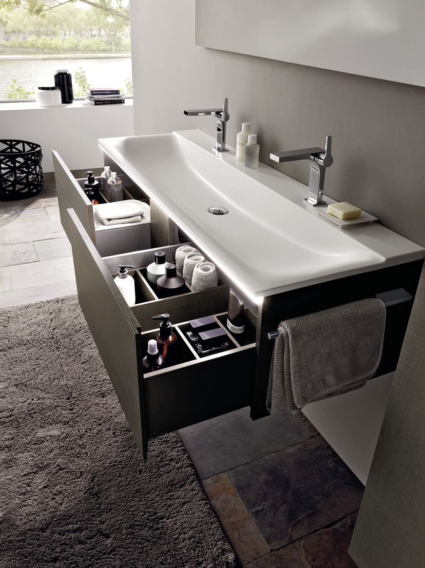 Die oberen Auszüge der Waschtischunterschränke verfügen über eine integrierte LED-Beleuchtung, die für sanftes Licht sorgt. Filigrane Frontflächen betonen das leichte Erscheinungsbild der Badserie Xeno2.&nbsp;