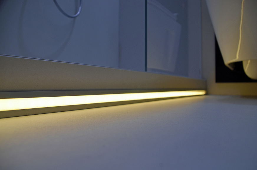 Die Dusch­zone mit durchlaufendem LED-Band ­akzentuiert. Als Nachtlicht automatisch gesteuert nicht nur hübsch, sondern auch komfortabel.