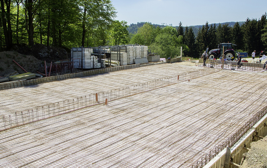 Die Industrieflächenheizung Uponor Magna ist auf 400 m² Stallfläche verlegt.