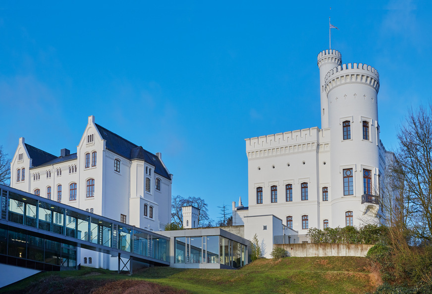 Die Privatklinik Blomenburg vereint traditionelles Gemäuer mit moderner Glasarchitektur.