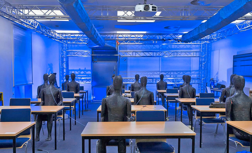 Testanordnung des Deutschen Zentrums für Luft- und Raumfahrt (DLR) in Göttingen für ein Belüftungskonzept mit Filtersystem für Klassenzimmer, Restaurants und Kinos. Bei der Luftführung für Schullüftungssysteme könnte das Quellluft-Prinzip generell vorteilhaft sein.