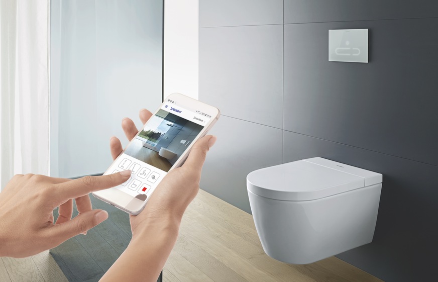 Alle Funktionen lassen sich mit einer Fernbedienung steuern. Über die zugehörige App kann zusätzlich zur Steuerung die individuelle Hygieneroutine auf die eigenen Bedürfnisse angepasst und gespeichert werden.