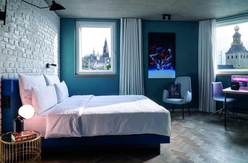 In den Zimmern verschmelzen zeitlos-modernes Design und Backstein-Optik mit einem eigens entwickelten Farbkonzept – Domblick häufig inklusive.