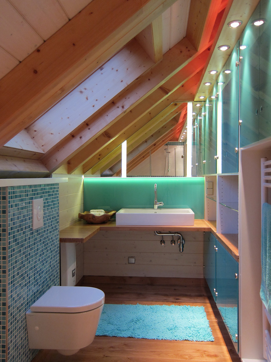 Mit Kontrasten arbeiten: Die kräftige Farbe vermittelt Frische und Sauberkeit und ist ein schöner Gegenpol zum Holz. Dazu kommt der Kontrast zwischen dem glatten, glänzenden Glas und den matten, strukturierten Holzoberflächen.