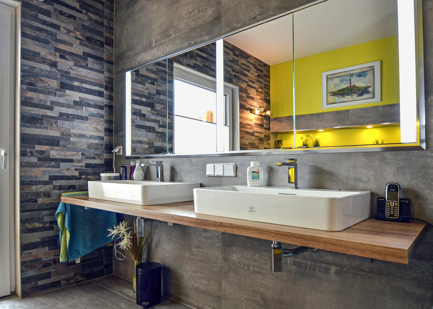 Es war von Anfang an klar, dass es nicht dem optischen Anspruch genügt, einfach zwei Waschtische in unterschiedlichen Höhen und mit unterschiedlicher Gestaltung nebeneinander aufzuhängen.