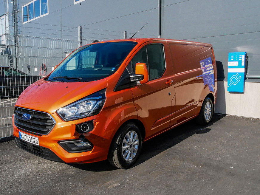 Kurze Kastenvariante: Nur in dieser Größe ist der Ford Custom PHEV zu haben und erreicht so im Laderaum 6 m³ zwischen Trennwand und Hecktüren.