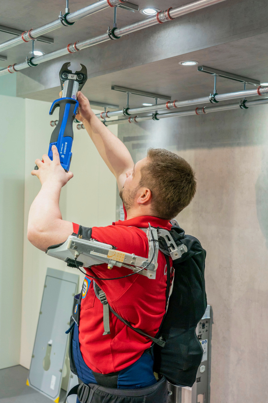 Arbeiten der Zukunft: Wie der Job auf der Baustelle zukünftig z. B. durch ein Exoskelett unterstützt werden kann, zeigt das Forschungsprojekt Handwerksgeselle 4.0 am vierten Messetag.