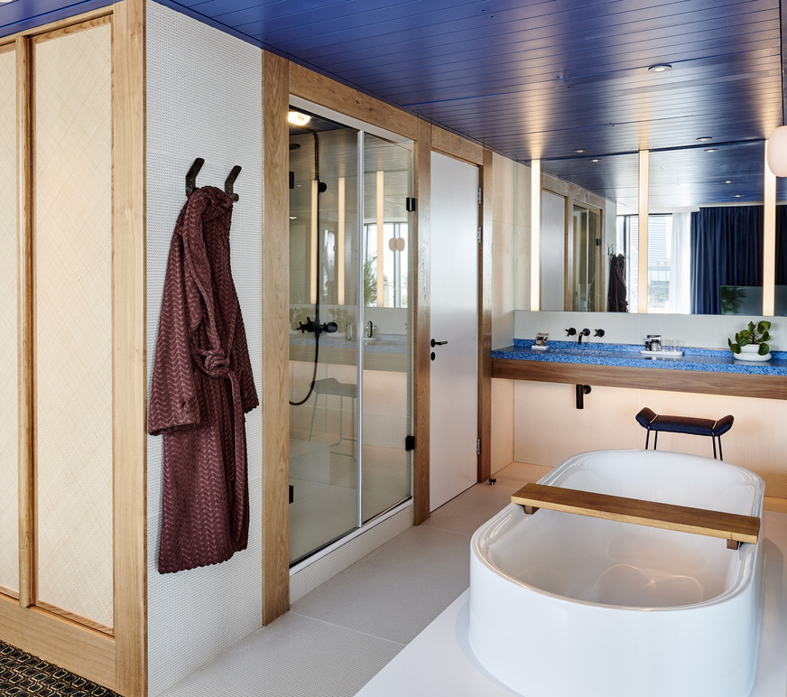 Die BetteLux Oval Highline Badewanne wurde hälftig in einen eleganten, hochglänzend weißen Sockel eingelassen und lädt nun zum erholsamen Wannenbad.