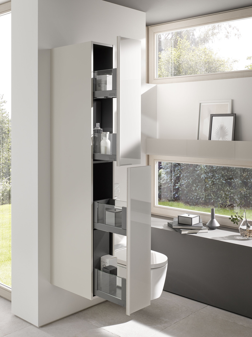 Ein Hochschrank mit Apothekerauszug bringt Struktur ins Bad und eignet sich ideal als Raumtrenner. Dank lackierter Oberfläche ist er robust und lässt sich leicht abwischen.&nbsp;