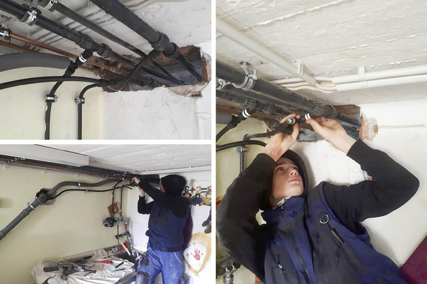Über einen Deckendurchbruch in das Kaminzimmer werden Abfluss, Warm- und Kaltwasserleitung an die vorhandene Installation im Keller angebunden.