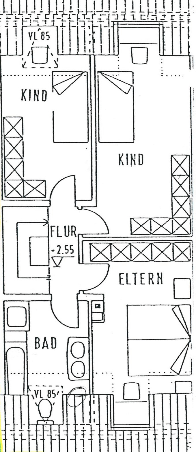 Vorher (oben) und nachher: Das einstige Elternschlafzimmer und das Bad wurden zu einem Raum zusammengefasst.