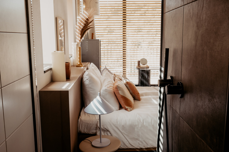 IXMO Armaturen bieten ein minimalistisches Bild in der Dusche. In der Oberfläche Schwarzchrom wirken sie besonders stylisch. Die flache Kopfbrause sorgt für das perfekte Duscherlebnis des Hotelgastes.