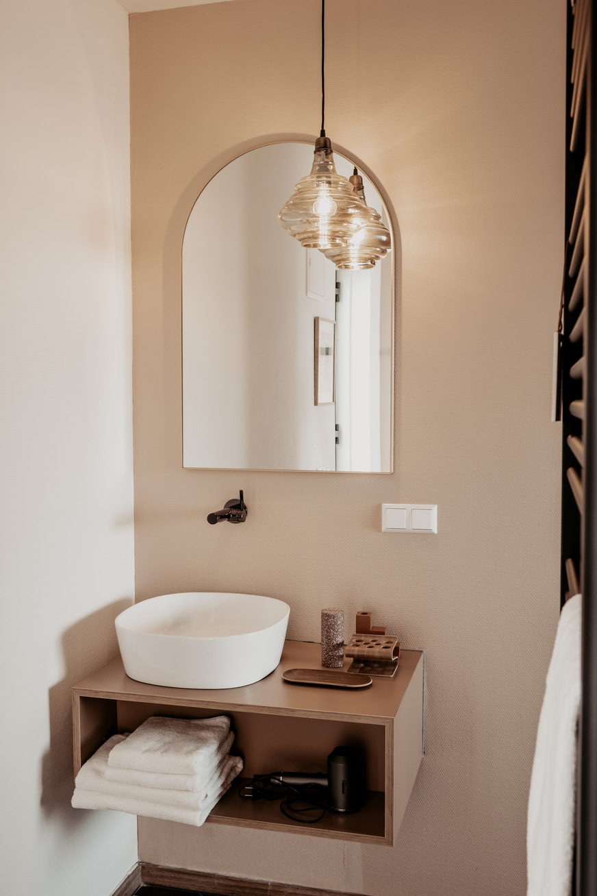 Zeitloser Kontrast, der immer ein Hingucker ist: die IXMO Waschtischarmaturen in Schwarzchrom mit weißen Waschtischschalen.