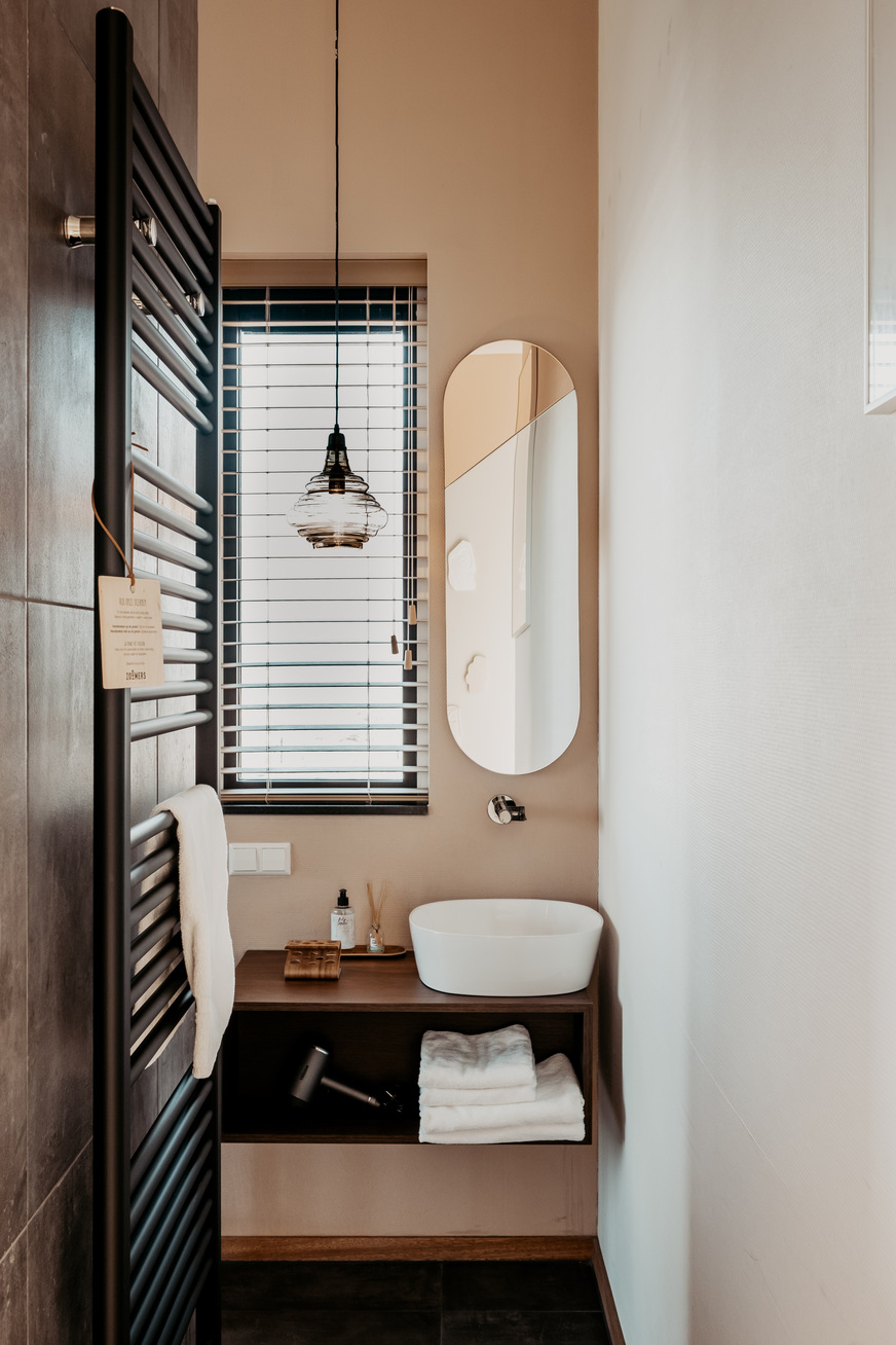 IXMO Wandauslaufarmaturen in Schwarzchrom setzen auch am Doppelwaschtisch ein edles Design-Statement.