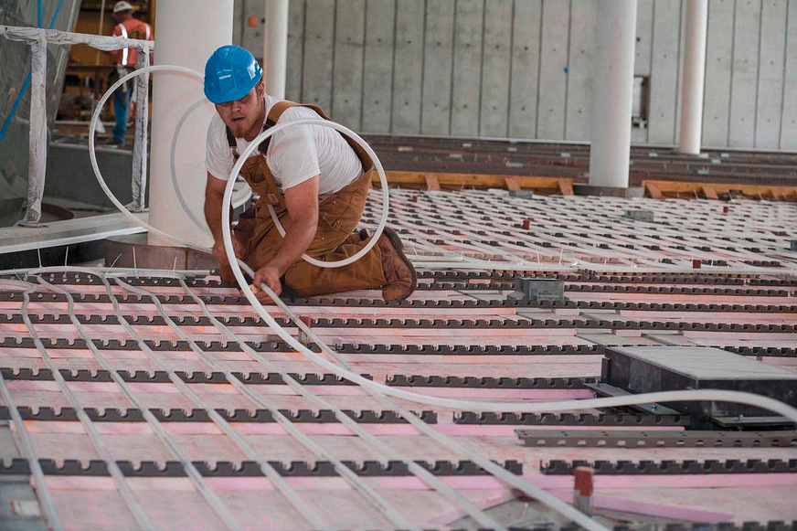 Bild 3&nbsp; Mehrschicht-Verbundrohre lassen sich leicht biegen. Diese Eigenschaft prädestiniert sie für den Einsatz in Fußboden-heizungen.
