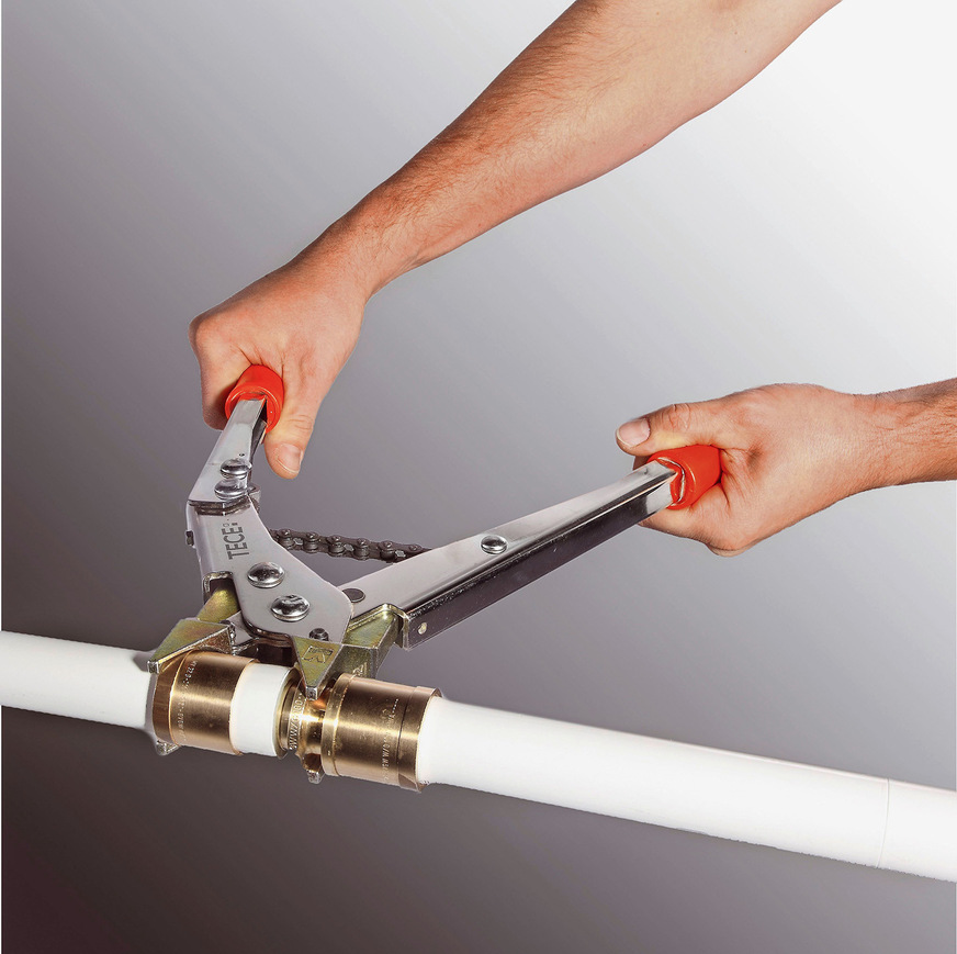 Bild 4&nbsp; Eine Verbindungstechnik für Mehrschicht-Verbundrohre ist die Schiebehülsentechnik. Rohrverbindungen unterliegen einem eigenen Prüf- und Zulassungsprocedere. Eine DVGW-Zertifizierung ist damit obligatorisch.