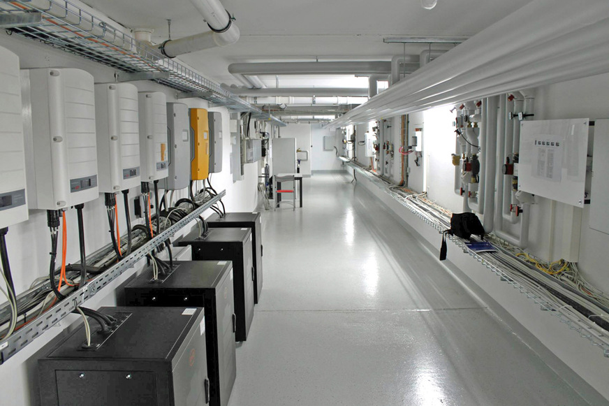 Bild 2: Technikzentrale in der Netto-Null­energiegebäude-Siedlung „Herzo Base“ in Herzogenaurach. Durch ein Demand Side Management konnte der Eigenverbrauch an PV-Strom um 21&nbsp;% gesteigert werden. Allerdings ist der Verbrauch der regelungstechnischen Einrichtungen mit einem Anteil von 10&nbsp;% vergleichsweise hoch.