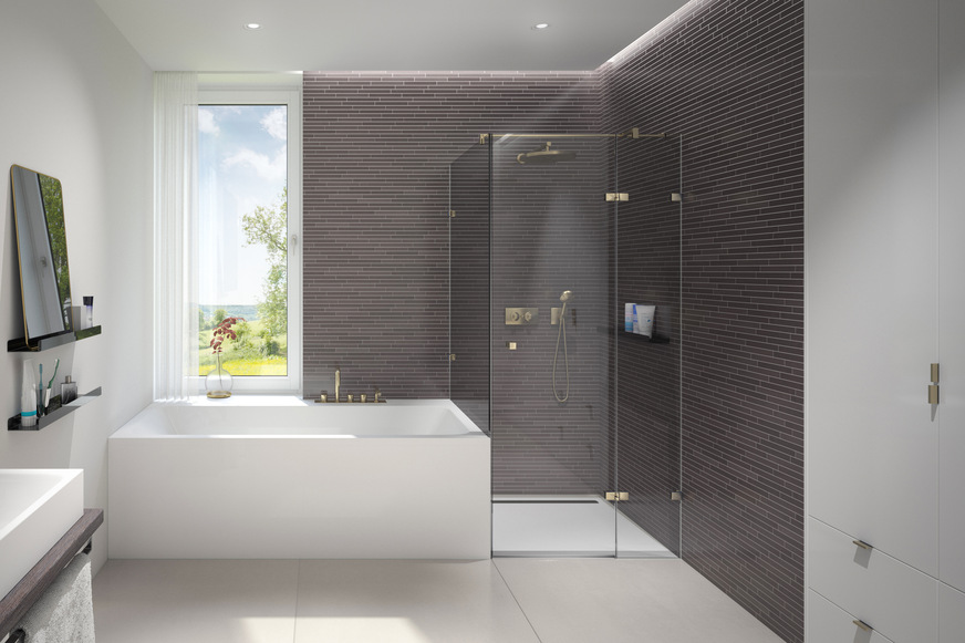 Modell 214 der Serie FREDERIKE von glassdouche: Eck-Dusche mit einem Türglas, einem türhohen Seitenglas und einem verkürzten Seitenglas als Badewannen­Anschluss, alle aus 8 mm starkem Einscheiben-Sicherheitsglas. Nach außen öffnende, dusch-innenseitig flächenbündige Drehtür-Beschläge in messing mit Hebe-Senk-Scharnier.