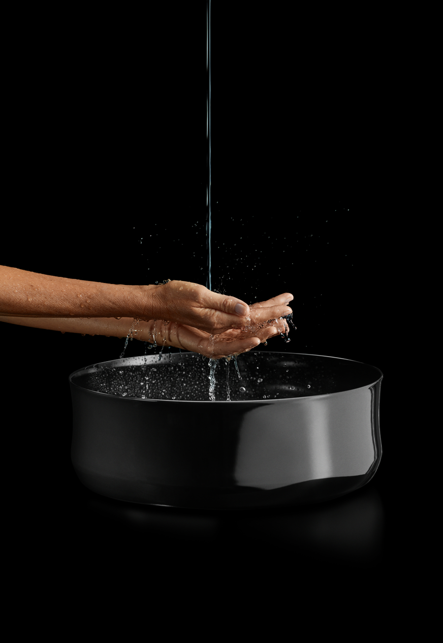 Der legendäre Musiker und ausgezeichnete Fotograf Bryan Adams hat die Waschtisch-Schale Ming, hier in Schwarz glänzend und …