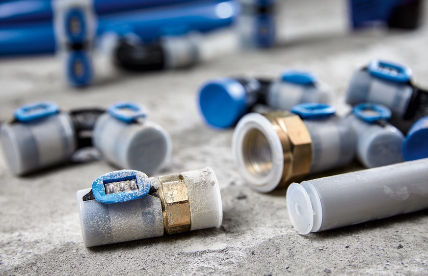 Für einwandfreie Hygiene sorgen Schutzkappen auf Fittings, Gewindefittings und Rohrleitungen, welche die Bauteile von Geberit FlowFit bis zu ihrem Einbau innen staubfrei und sauber halten.