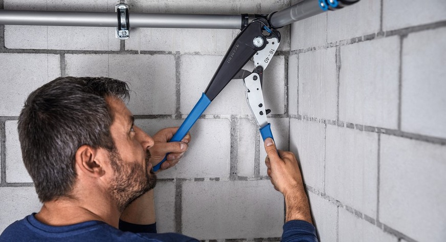 &nbsp;Praktische Alternative zum elektrisch betriebenen Pressgerät: Die Handpress­zange lässt sich einfach handhaben, findet in jeder Tasche Platz und erlaubt es, selbst ­größere Rohre mit wenig Kraftaufwand zu verpressen.&nbsp;