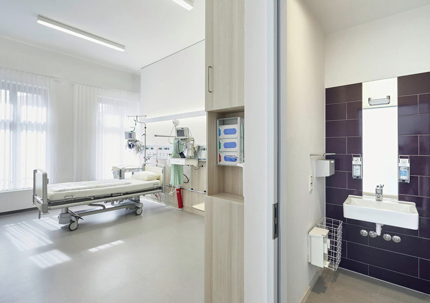 Hygienekonzepte für Patientenbäder in Krankenhäusern, wie hier im Potsdamer St. Josefs-Krankenhaus, bieten den Patienten nicht nur ein höheres Sicherheitsempfinden, sondern auch ein Mehr an Aufenthaltsqualität durch designorientierte Sanitärlösungen.
