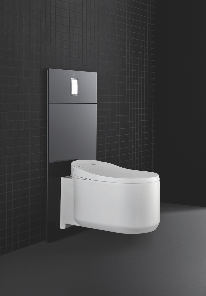 Komfortfunktionen inklusive, um den Anspruch an die Hygiene zu erfüllen: Ein integrierter Bewegungssensor öffnet und schließt den Deckel des Dusch-WCs automatisch – ganz ohne Berührung.