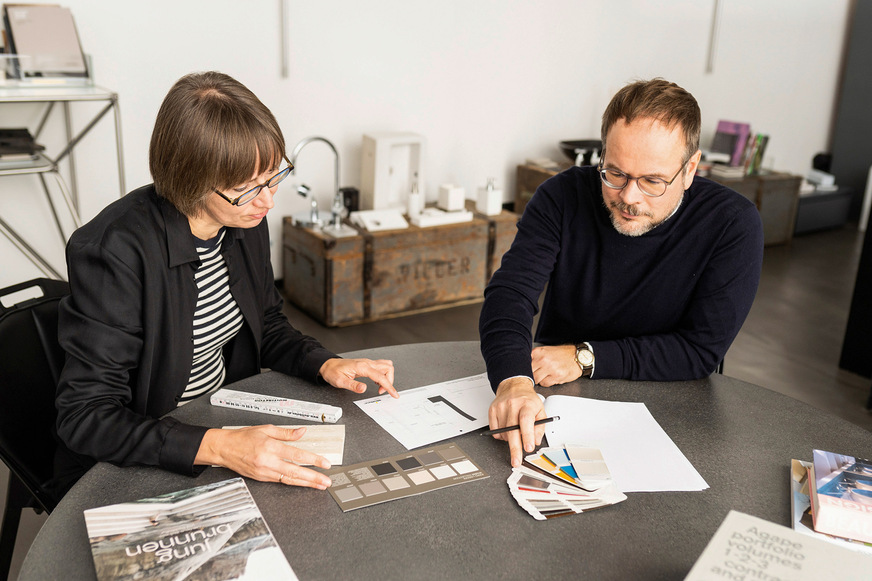 Anke Springer und Dr. Ragnar Karl Willer – Innenarchitektin und Soziologe in ihrem Showroom.