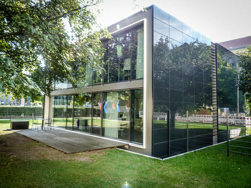 Bild 2: Das Effizienzhaus Plus mit Elektromobilität, Berlin, Fasanenstraße 87a, entworfen von Werner Sobek im Jahr 2010. Damals ging es in erster Linie um den Nachweis, dass ein Gebäude mehr Energie erzeugen kann, als für den Betrieb notwendig ist.