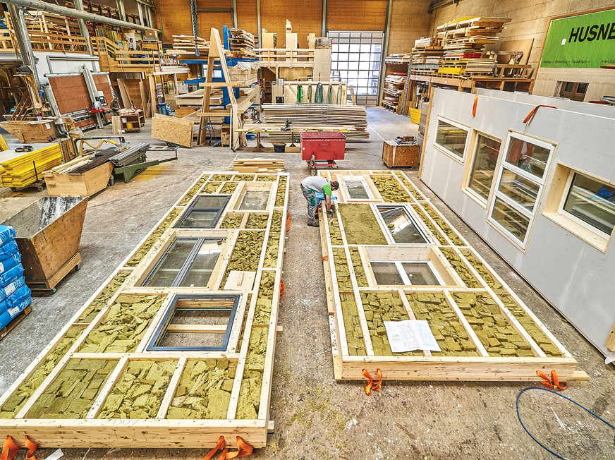 Bild 4: Vorgefertigte Elementfassade mit Wärmedämmung aus Restbeständen und Fenstern aus Retouren verschiedener Hersteller. Die Herausforderung für den Planer liegt in der regionalen Beschaffung der Materialien und in der Erfüllung von Normen und Vorschriften.