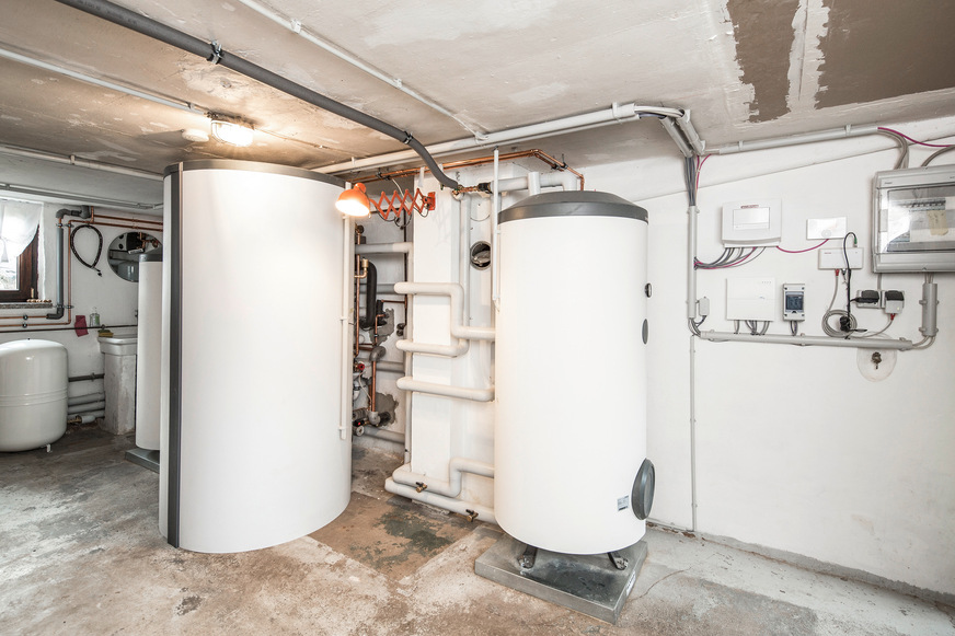 Bild 3: Der Technikraum des Hofes aus Bild 1: Die Luft/Wasser-Wärmepumpe erreicht auch bei Minusgraden noch Vorlauftemperaturen bis 55 °C. Die Photovoltaikanlage deckt rund 70 % des Strombedarfs der Wärmepumpe.