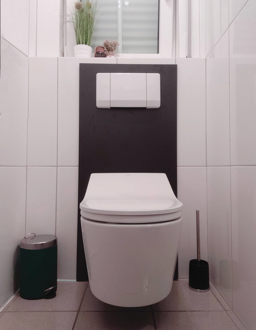 Nachher: Das Dusch-WC ist installiert. Die eigens dafür entwickelte Verkleidungsplatte – hier in markantem Schwarz – integriert die Zuleitungen für Strom und Wasser.