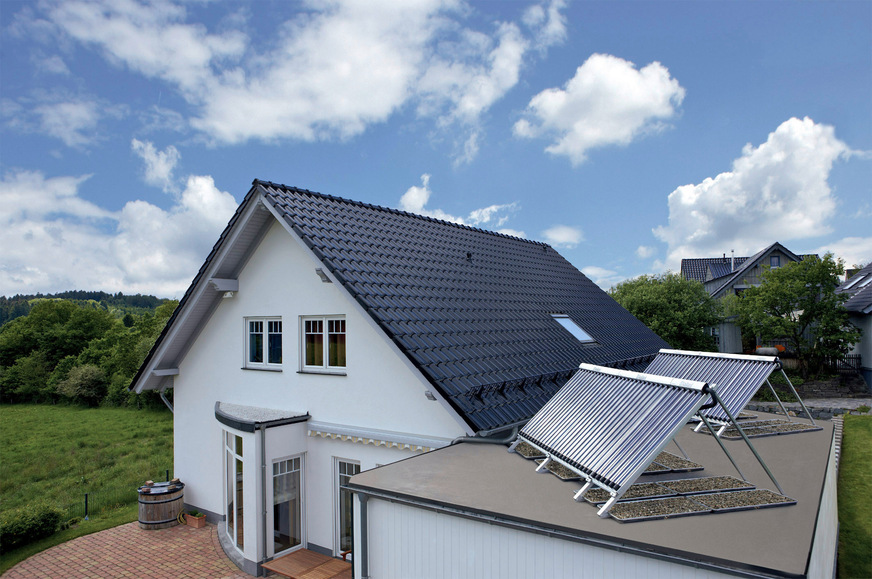 Solaranlagen zur Heizungsunterstützung werden immer bivalent betrieben. Die Dimensionierung des Speichers muss deswegen immer beiden Wärme­erzeugern gerecht werden.