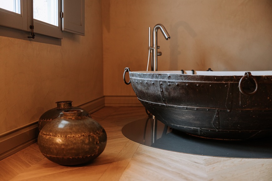 &nbsp;… wurde sorgfältig restauriert und verfügt über elf individuell gestaltete Zimmer und Suiten, die mit einzigartigen Designelementen aus aller Welt ausgestattet sind. Für eines der Deluxe-Zimmer wurde zum Beispiel ein südafrikanischer Boma – eine Feuerschale – in eine Badewanne umgewandelt.