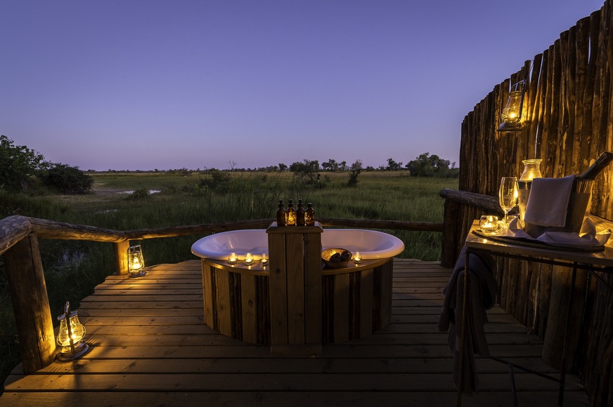 Ein intimes Badeerlebnis inmitten der grünen Wildnis Botswanas verspricht das Little Vumbura Camp von Naturschutz-Safarianbieter Wilderness Safaris. Mit nur sechs Zeltsuiten liegt das erhöht gebaute Camp auf einer Insel in einer privaten Konzession im Okavango Delta. 