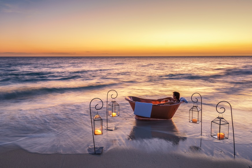 Ein entspannendes Schaumbad mit fantastischem Blick auf die endlosen Weiten des Indischen Ozeans – darauf können sich Gäste der exklusiven Luxus-Privatinsel Thanda Island freuen. Auf acht Hektar Fläche erwartet bis zu zehn Gäste ein völlig abgeschiedenes tropisches Inselparadies mit größtmöglichem Komfort.&nbsp;
