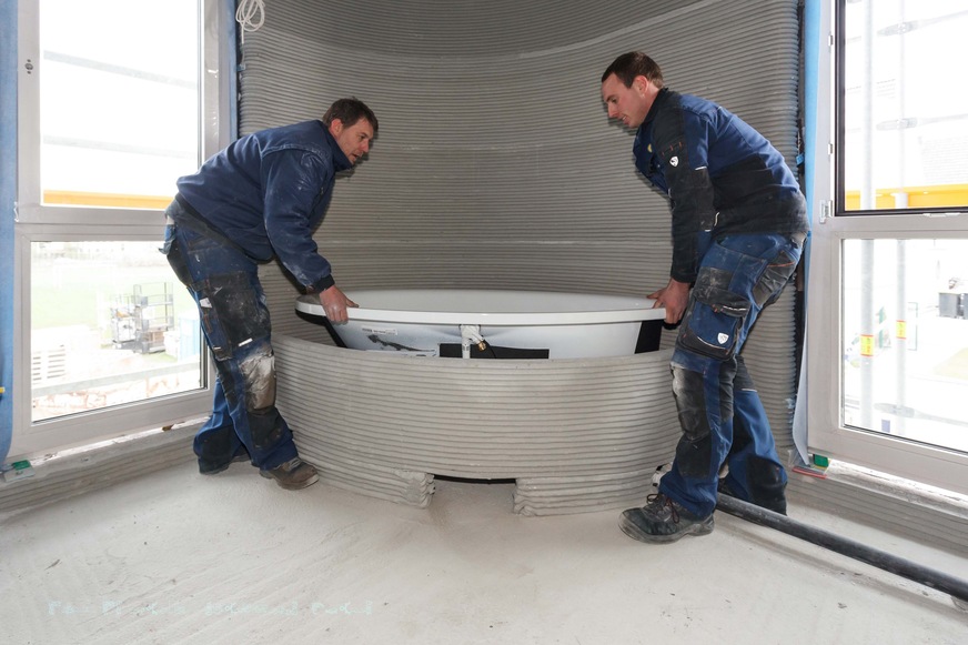 Für den Radius von Hauswand und Schürze kam nur eine ovale Badewanne mit Auflagefläche in Frage.