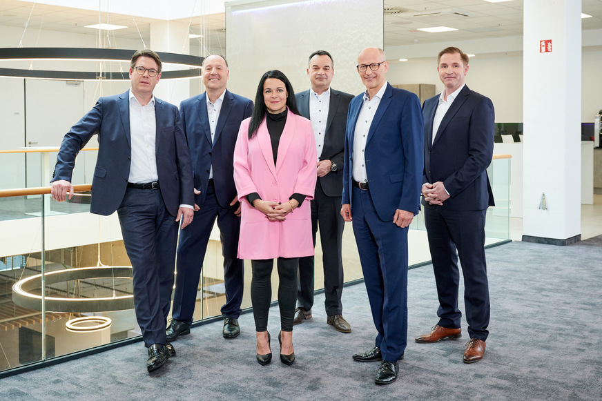 Die REISSER Geschäftsleitung ist stolz auf das große Jubiläum (v.l.n.r.): Olivier Martinez (Gesamtvertriebsleiter), Thomas Zeeb (Projektleiter Markenwelt), Patricia Montalti (Vorstand), Thomas Reimann (Gesamteinkaufsleiter), Guntram Wildermuth-Reißer (Sprecher des Vorstands), Tom Breitsprecher (Leiter des Produktmanagements)