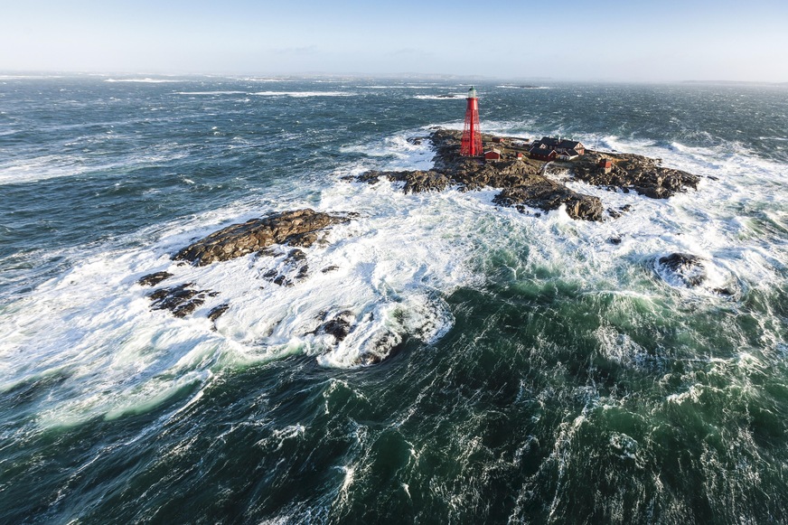 Das Göteborger Designstudio Stylt hauchte dem alten Leuchtturm „Pater Noster“ in Schweden neues Leben ein und schuf ein kleines und intimes Hotel für 18 Gäste. Die Master-Suite ist mit Grohe Atrio Waschtischarmaturen, Grohtherm Duscharmaturen und dem Power & Soul 130 Brausestangen-Set ausgestattet.