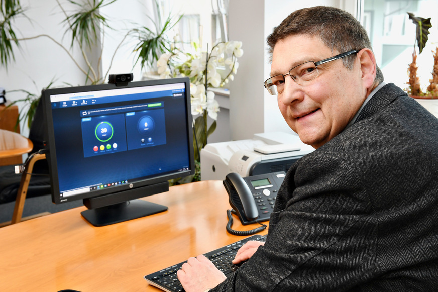 Am PC kann sich der geschäftsführende Vorstand Volkmar Schnutenhaus schnell einen Überblick über den Status der vernetzten Heizungsanlagen der Wohnungsgenossenschaft Ratingen verschaffen.