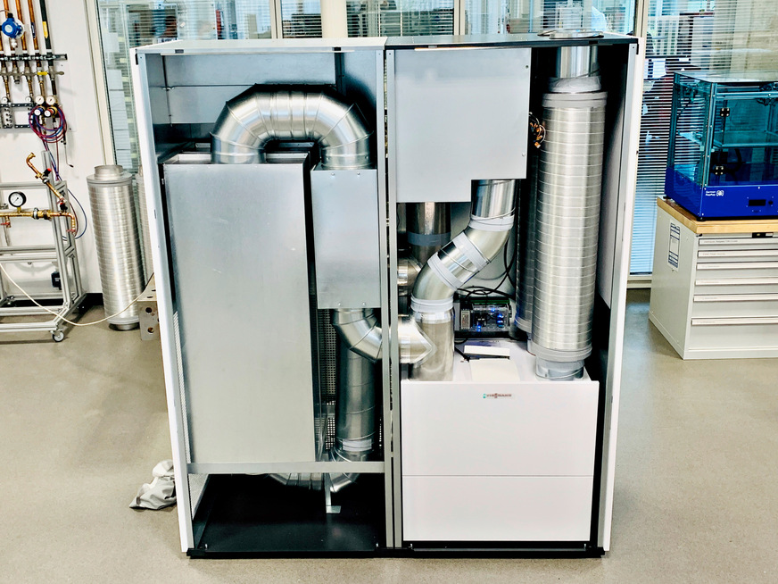 Viessmann bietet mit ­Vitovent 200-P ein ­hybrides Lüftungs­gerät für Unterrichtsräume an, das die ­Räume dauer­haft mit Frisch­luft ­versorgt und gleichzeitig eine (Um-)Luftreinigung über einen H14-HEPA-​­Filter vornimmt. Der Gesamt­luft­volumen­strom wird mit maximal 800 m3/h und die Per­sonen­zahl mit bis zu&nbsp;30 an­ge­geben. Die&nbsp;Luftführung erfolgt nach dem Quellluft-​Prinzip.