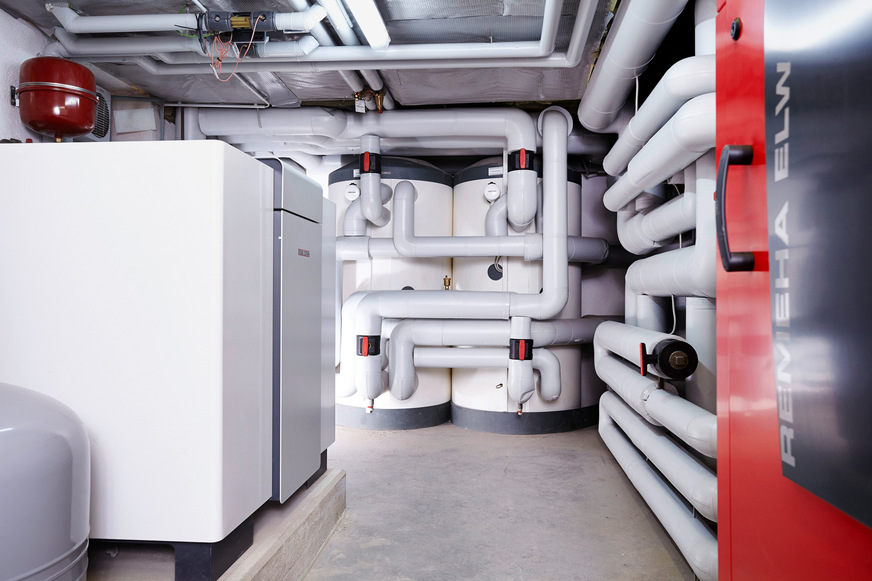 Bild 4: Die Heizzentrale der Wohnanlage aus Bild 1: Die bestehenden Gas-Etagenheizungen wurden durch drei Erdreichwärmepumpen von Stiebel Eltron mit einer Heizleistung von rund 200 kW (bei B0/W35) ersetzt. Während in den neuen Wohnungen eine Fußbodenheizung zum Einsatz kommt, werden in den anderen Bereichen Heizkörper eingesetzt.